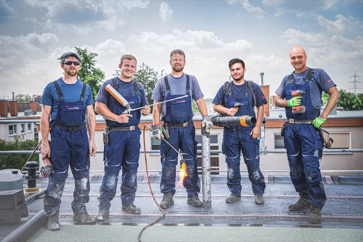 Teamfoto — Geschäftsführer und Mitarbeiter vor Firmenfahrzeug