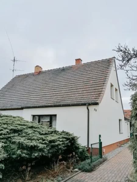 Foto: Vorher — Alte Ziegeleindeckung mit sichtbaren Schäden