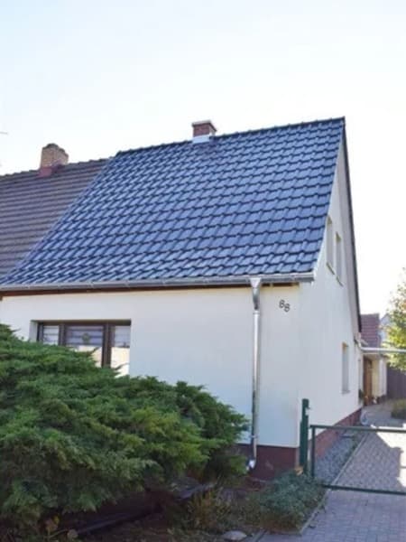 Foto: Nachher — Neues Satteldach mit Tonziegeln