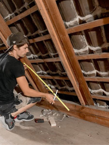 Foto: Vorher — Ungedämmter Dachstuhl von innen